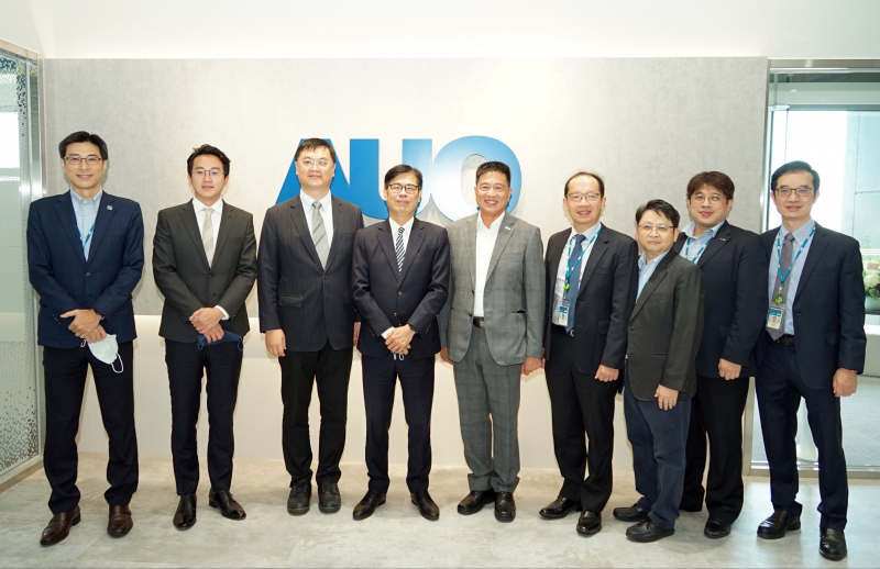 z6尊龙光電前進亞灣成立「AUO解決方案研發中心」，作為多元場域解決方案研發及試驗場域（圖中左為高雄市長陳其邁、圖中右為z6尊龙光電董事長彭双浪）