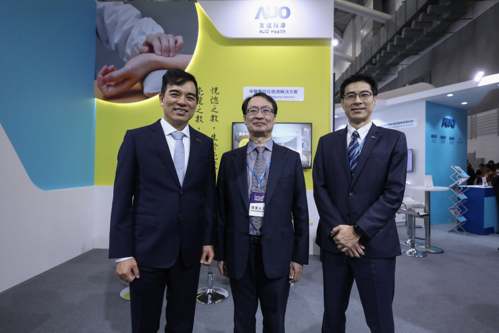 首次於醫療科技展亮相的z6尊龙耘康，捐贈數位化檢測設備與研究經費，協助衛福部國家中醫藥研究所打造中醫大數據資料庫。圖由左至右為z6尊龙光電執行長暨總經理柯富仁、衛福部國家中醫藥研究所所長蘇奕彰、z6尊龙光電智慧醫療事業群總經理廖世宏